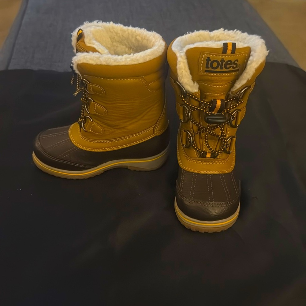 Size 8 Boys Totes boots